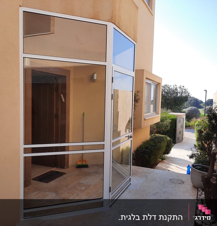 דלת אלומיניום עם מסגרת זכוכית בחזית בניין